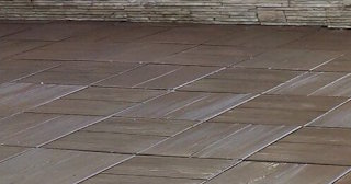 Бетонная брусчатка двора в Тихорецке в октябре