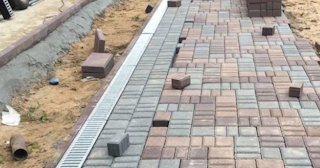 Профессиональная укладка плитки на улице в Тихорецке в октябре