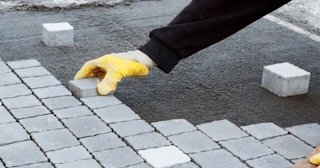 Монтаж тротуарной плитки на даче в Тихорецке в октябре