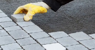 Укладка брусчатки в Тихорецке - цена от 825 руб. за м2 | ТротуарнаяПлитка
