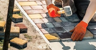 Укладка брусчатки «старый город» три цвета в Тихорецке в октябре