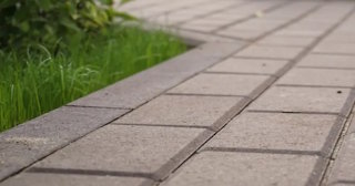 Профессиональная укладка тротуарных дорожек в Тихорецке в октябре